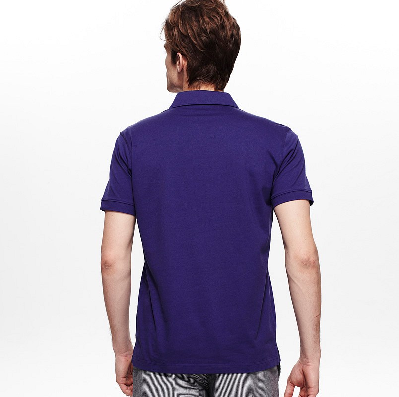 紫色T恤衫背面