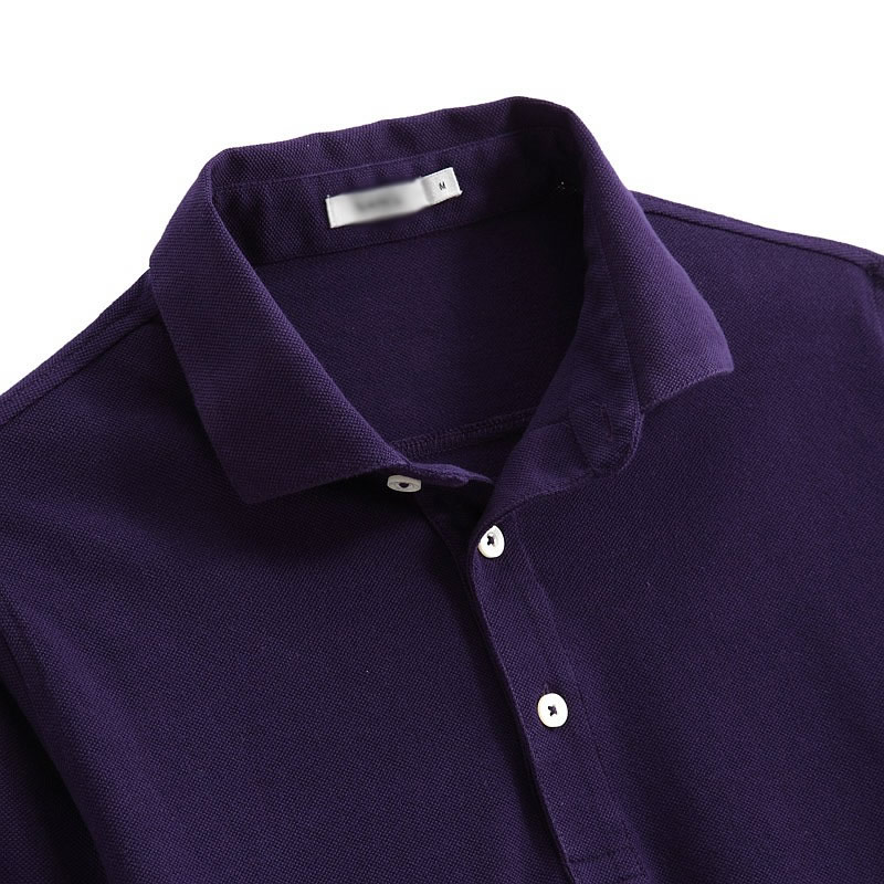 紫色翻领T恤衫