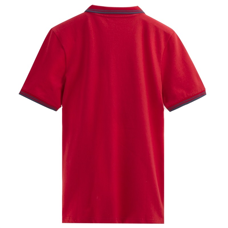 红色T恤衫