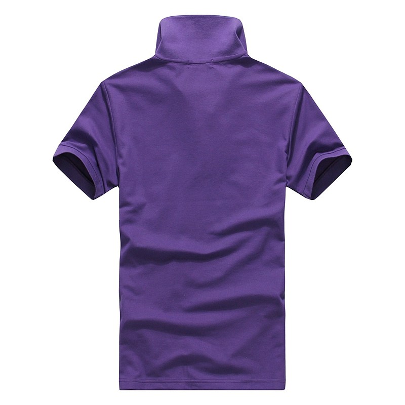 紫色翻领T恤衫